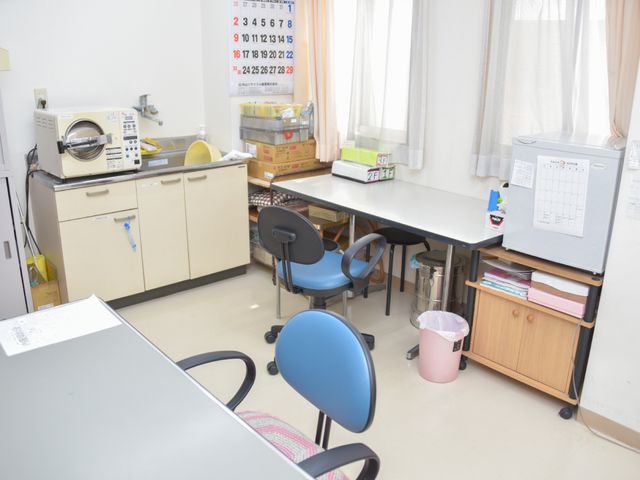 機能的なスタッフルーム 雑用室 職員用のデスクや機器が整頓された作業スペースです。効率的な業務を支援する環境が整っています。