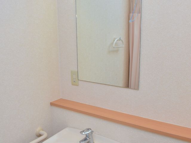 清潔な洗面台 洗面所 手すり付きの洗面スペースは、安全かつ利便性を考慮して設計されており、日々の身だしなみにも気軽にお使いいただけます。