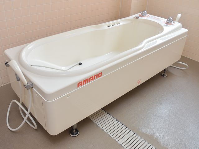 バリアフリー設計の浴室 浴槽 手すり付きで安全に配慮された清潔な浴槽です。ご高齢の方も安心してご利用いただける環境を整えています。