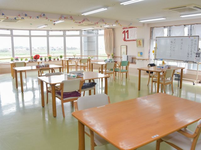 広々とした明るい食堂 共有スペース 開放感ある窓から自然光が差し込む、ゆとりのある食堂です。交流や食事のひと時を楽しむことができます。