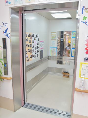 施設のエレベーター入口