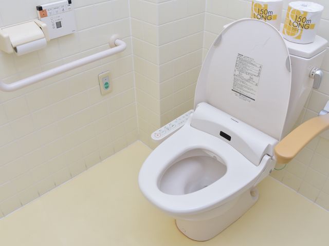 バリアフリートイレ設備 トイレ 手すり付きの清潔感あるトイレです。利用者の安全と便利さを考慮した設計になっています。