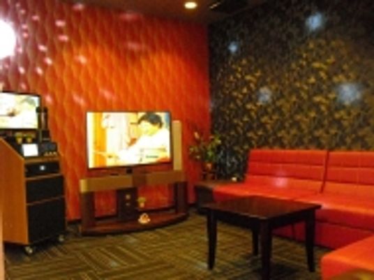 落ち着いた色調の部屋