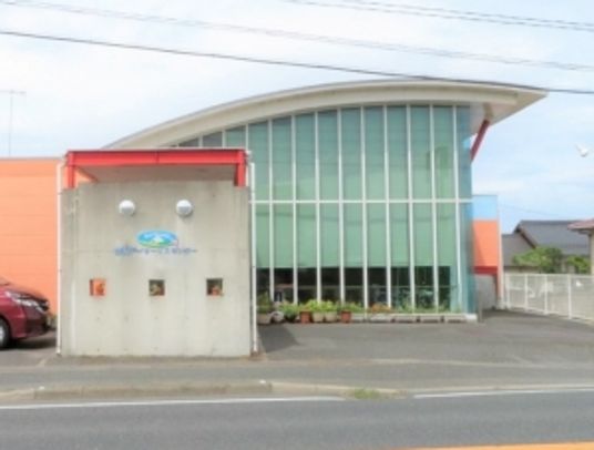 曲線屋根の建物外観
