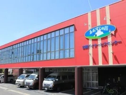 赤い建物外観  