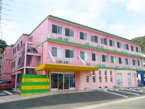 ピンクの建物外観