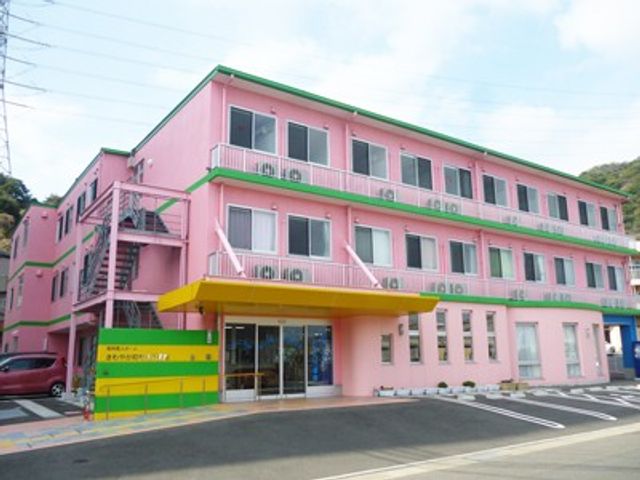 ピンクの建物外観 外観 色鮮やかな建物で、温かみを感じつつ動線がしっかりしています。明るく働きやすい職場です。