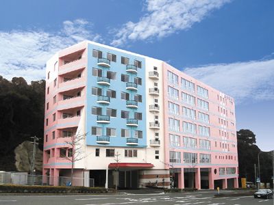 明るい外観の建物