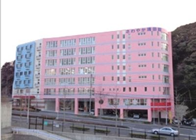 明るいピンクの建物外観