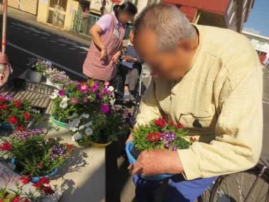 花と触れ合う利用者様