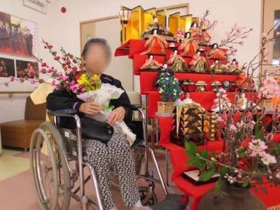 車椅子の方と祭り飾り