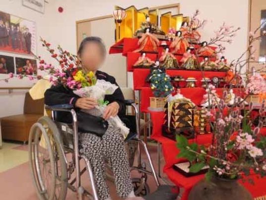 車椅子の方と祭り飾り
