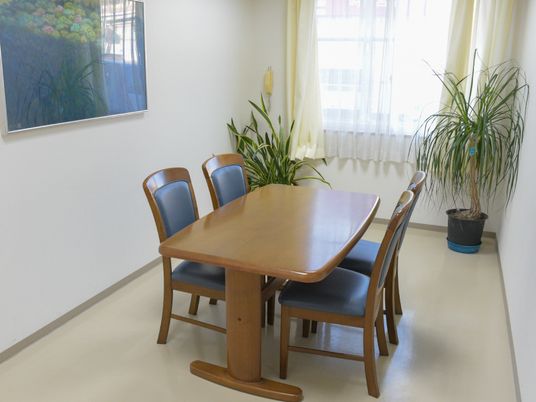 明るい居室のテーブルと椅子