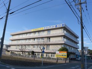 明るい外観の多階建て建物