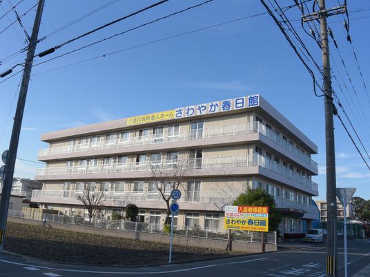 明るい外観の多階建て建物