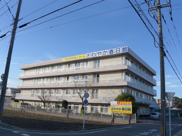 明るい外観の多階建て建物 建物 清潔感あるモダンな外観が特徴の施設で、居心地の良い環境で仕事を始めませんか。