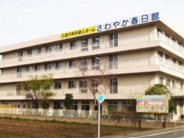 明るい色の外観