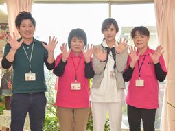 スタッフが笑顔で手を振る