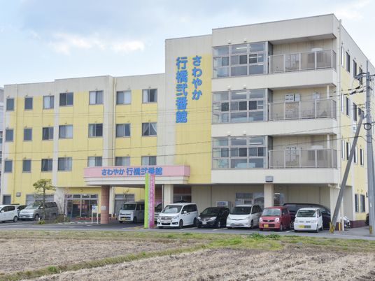 黄色い壁の建物外観