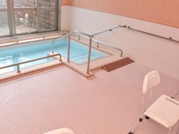バリアフリー設計の浴室