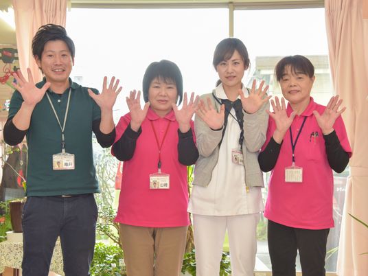 スタッフが笑顔で手を振る