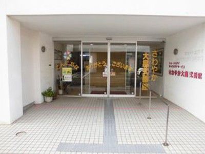 透明な扉のエントランス