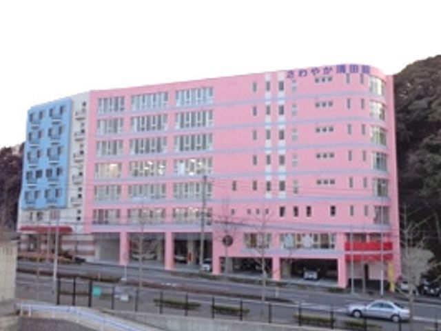 明るい大通りの外観 外観   鮮やかな色合いでデザインされた建物です。多くの窓からは自然光がたっぷり差し込みます。
