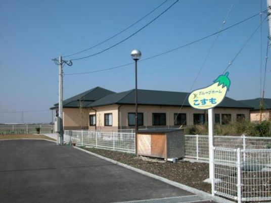 明るい外観の建物