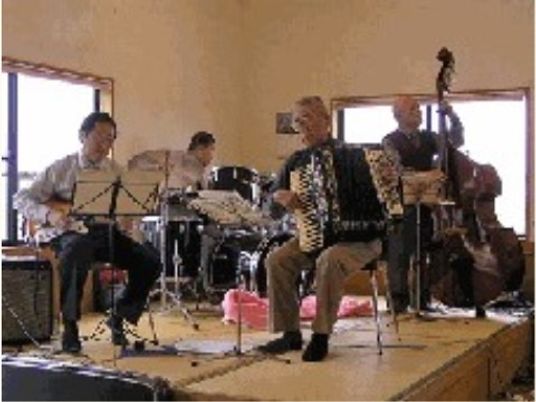 楽器演奏する人々