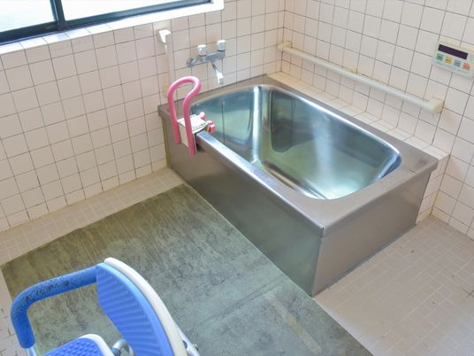 バリアフリーの浴室設備