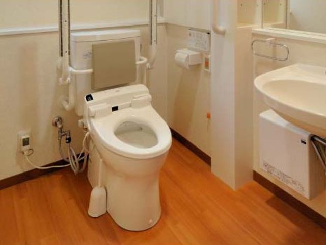使いやすいトイレ トイレ 広々としたスペースで、介助が必要な方にも利用しやすい設計です。手すりが充実し、安全性を考慮しています。