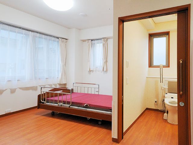 明るい居室 居室 大きな窓から自然光がたっぷり注ぐ居室です。快適に過ごせる空間が広がっています。