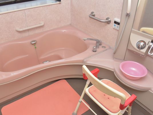 バリアフリー設計の浴室
