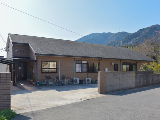 落ち着いた外観の建物