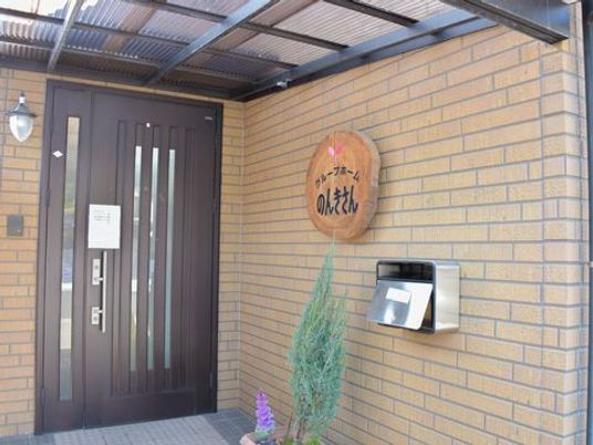 エントランスの掲示板と扉