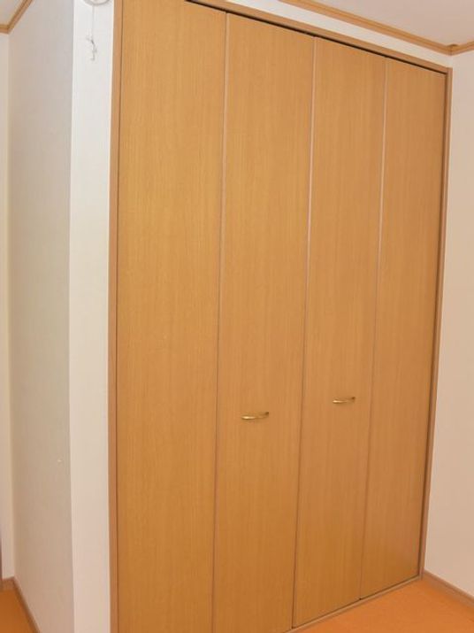 シンプルな木製クローゼット