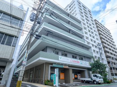 施設の外観と入口