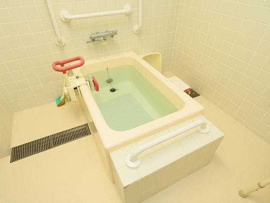 手すり付き介護浴槽