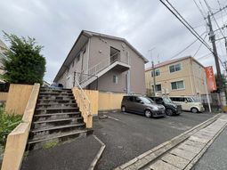 駐車場と階段の外観