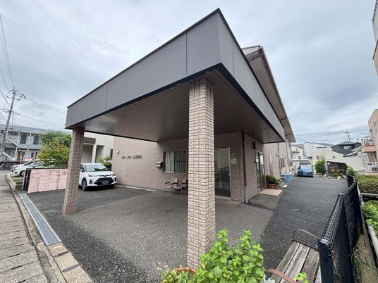 広々とした車寄せ