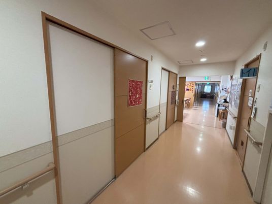 やさしい照明の廊下