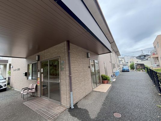 ガラス扉の建物外観