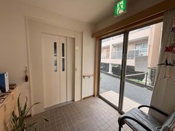 落ち着いたエレベーター前