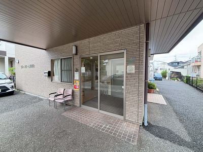 レンガの壁のエントランス