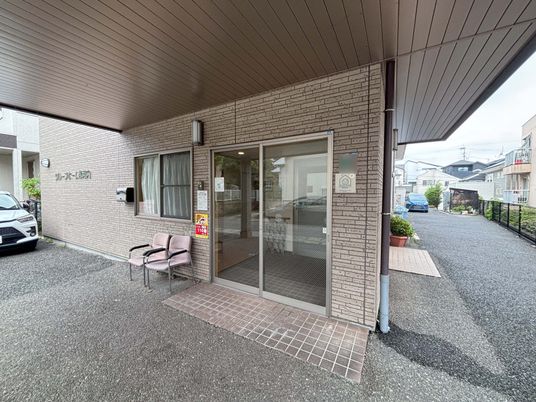 レンガの壁のエントランス