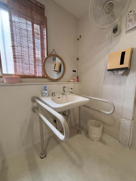 手すり付きの洗面台