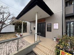 年月を重ねた建物の入口