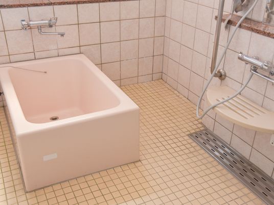 介護スタッフの手助けにより、当施設の入居者は全員安心して入浴することができるようになっている。画像は浴槽スペースの1つである。