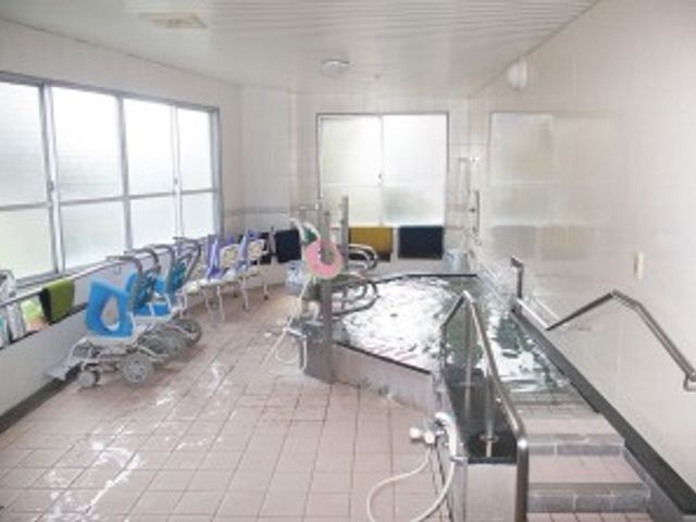 窓の多い浴室 浴室 広々とした浴室で、利用者が快適に過ごせる空間です。自然光が差し込む明るさも魅力です。