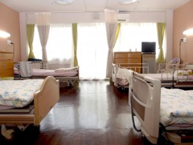 ベッドが並ぶ居室 居室 自然光がたっぷり入る素敵な空間です。清潔で整理された環境で働くことができます。
